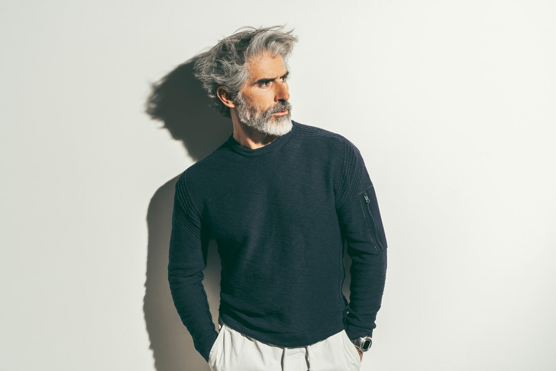 Sporty sweater made of soft cotton with a zip pocket on the arm, relaxed fit