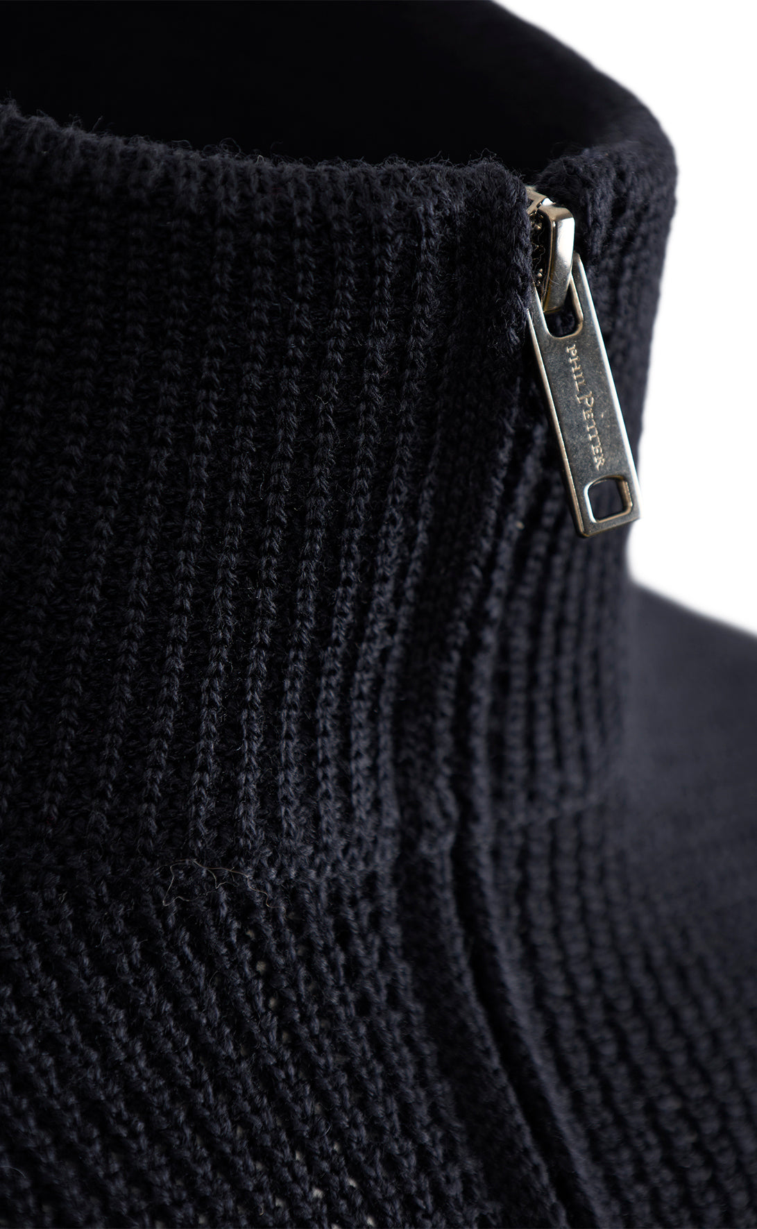 Zipptroyer made from > 10,000m finest Merino wool, regular fit