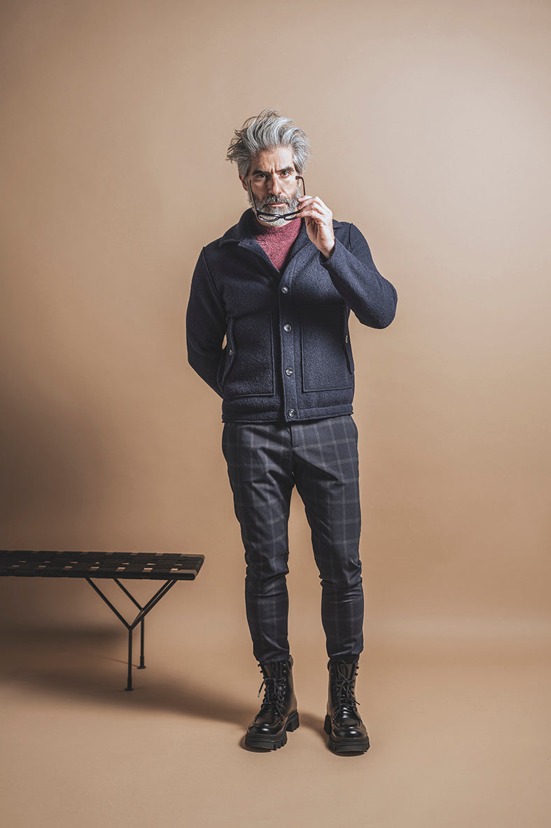 Pullover mit Stehkragen aus leichtem, elastischem Merino-Bouclégarn, regular fit