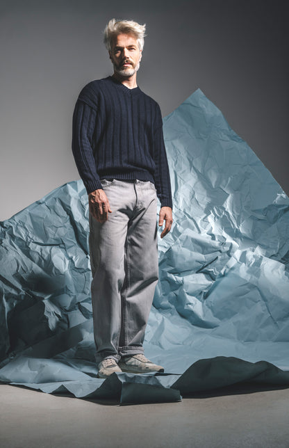 Modern V-neck sweater in a luxurious cashmere blend, modern fit