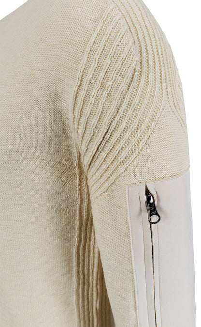 Sporty sweater made of soft cotton with a zip pocket on the arm, relaxed fit
