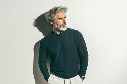Sporty sweater made of soft cotton with a zip pocket on the arm, relaxed fit