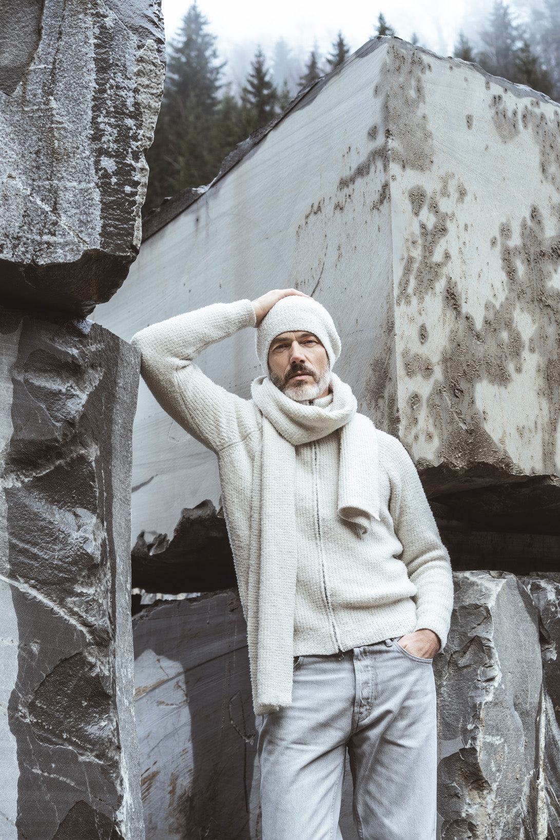 Flauschige Zippjacke aus Merino-Doppelperlfang im Fake-Fur-Look, relaxed fit