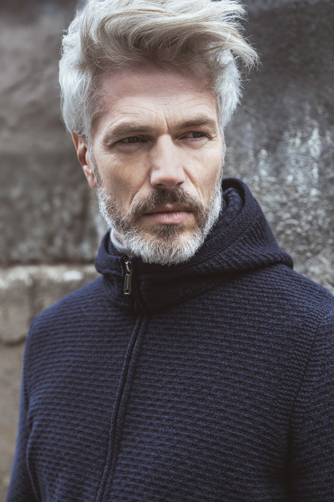 Sportive Kapuzenzippjacke aus Lambswool-Streichgarn mit Waffelstruktur, relaxed fit