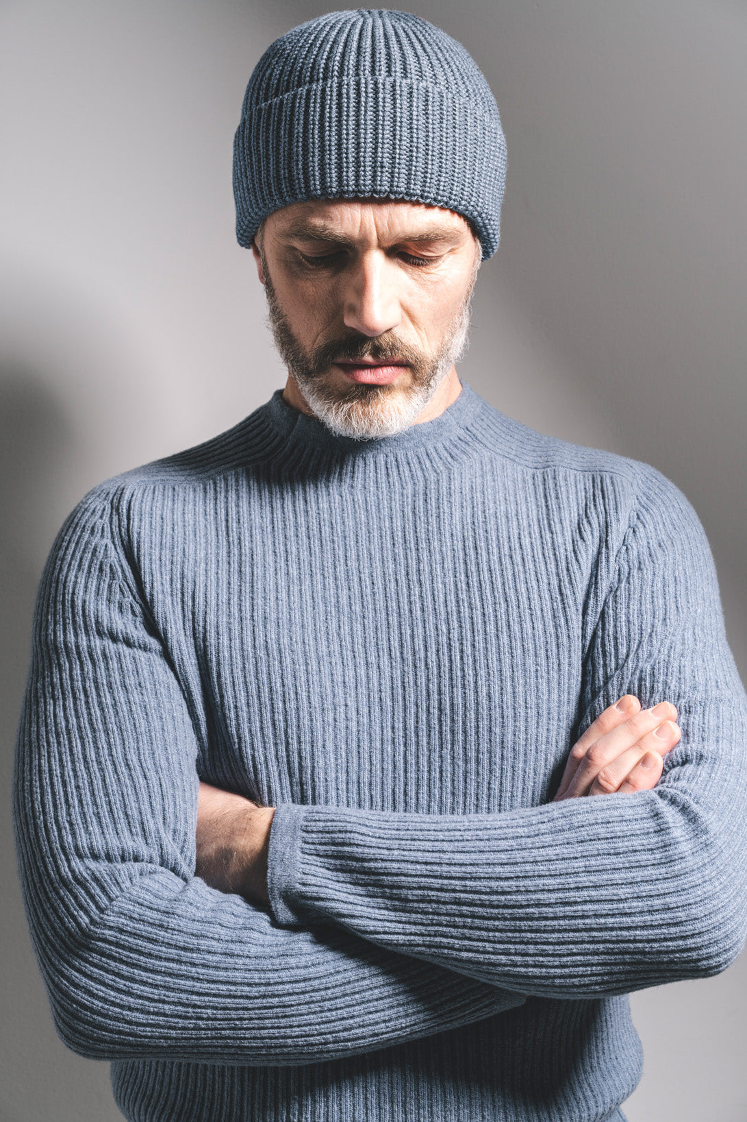 Stehkragen-Pullover in Rippenstruktur aus superweicher Lambswool, regular fit